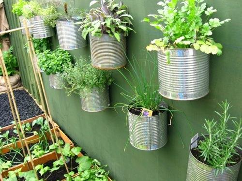 pystysuora puutarhan suunnittelu kierrätetyt metalliset kauhat