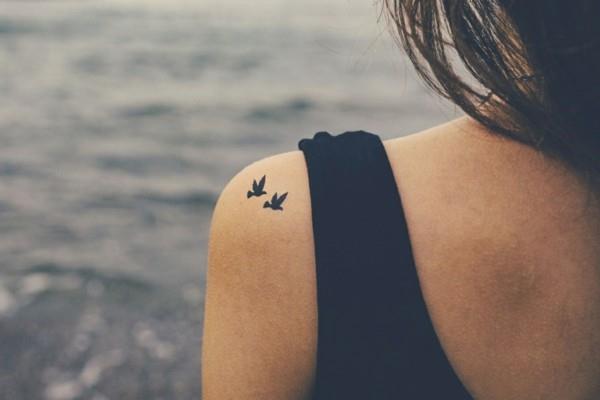 pienet tatuoinnit naiset linnut olkapään tatuointi