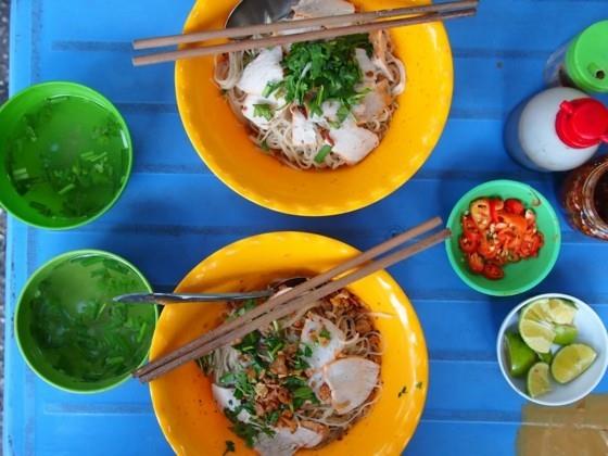 Vietnamilainen keittiö Pho -keitto valmista itse resepti