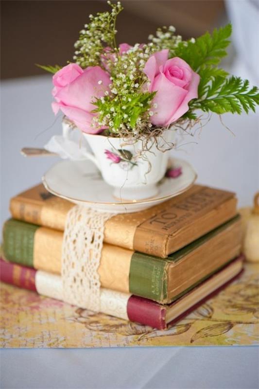 vintage kesäpöydän koristelu ruusuilla ja posliinilla