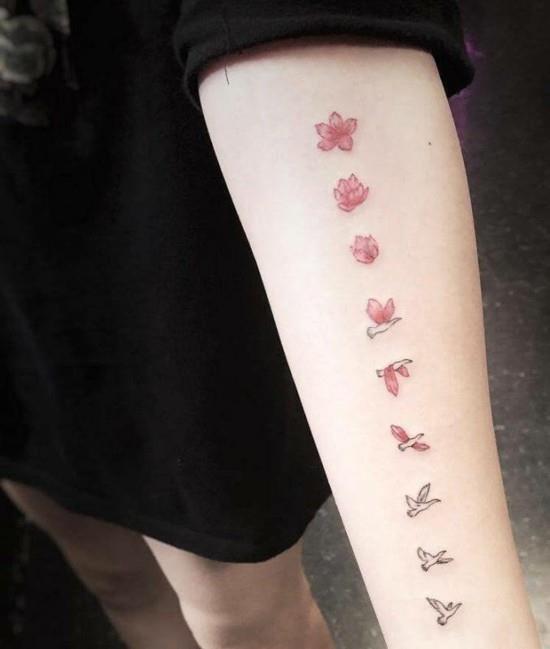 lintu kirsikankukka tatuointi kyynärvarren