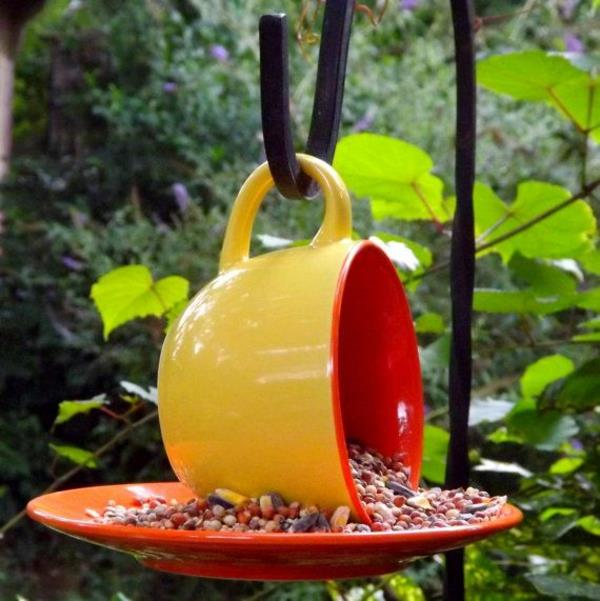 Lintujen syöttölaite rakentaa riippuvaa teekuppia