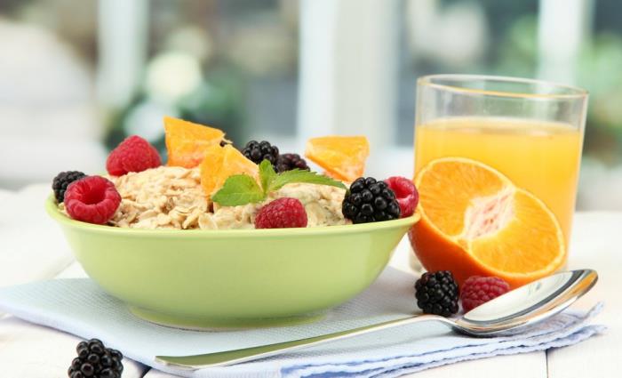 suojautua koronavirukselta syö terveellinen, vitamiinipitoinen aamiainen aamulla