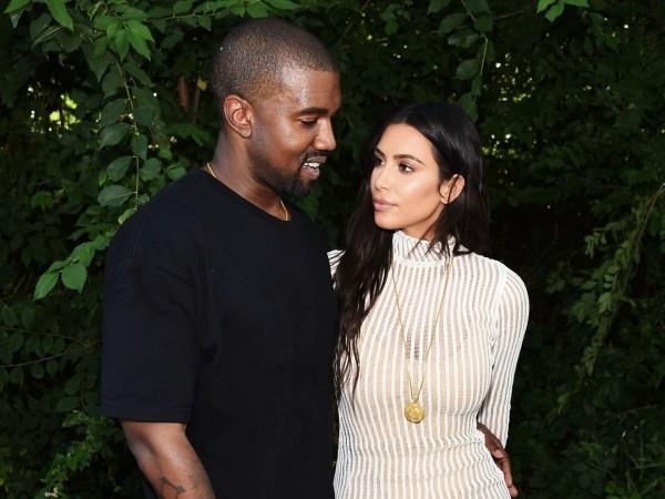suuren puun edessä Kim Kardashian ja Kanye West