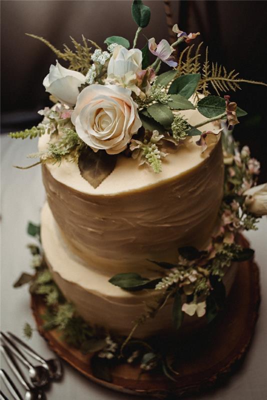 metsäinen hääkakun koristelu boho -tyyliin fondantilla ja aitoilla ruusuilla