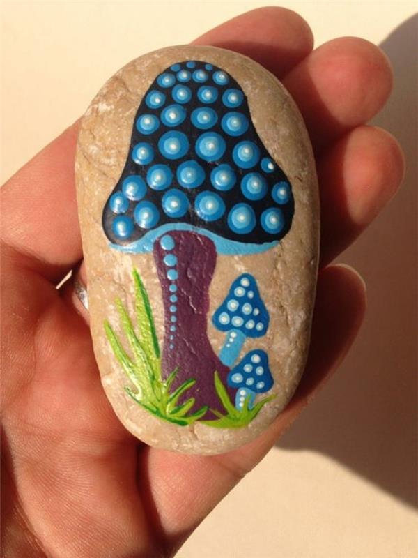 metsän sienet kivillä maalaavat sinisillä pisteillä