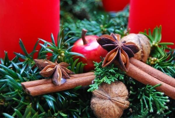 saksanpähkinät tähtianiksen kanelitangot kuusenvihreä tee itse adventtiseppele