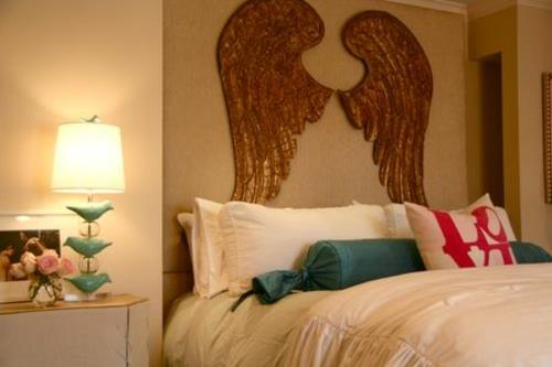 Seinäkoristeideoita enkelisiipillä suuret sängyn elementit tyynyvalaisin