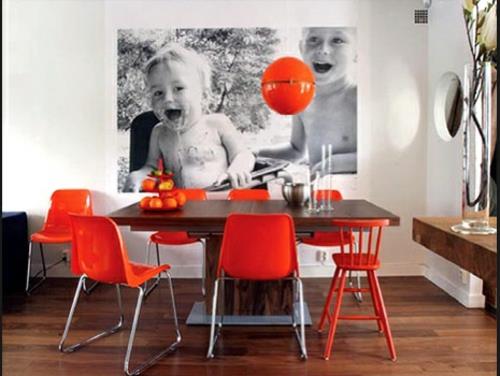 seinän koristelu kuvilla ruokasali oranssi tuolit