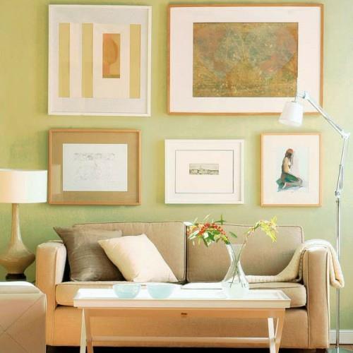 seinän koristelu kuvilla pastelliväriset sohvapöytä olohuone