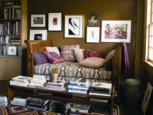 seinien koristelu kuvilla sohva kirjojen lukeminen