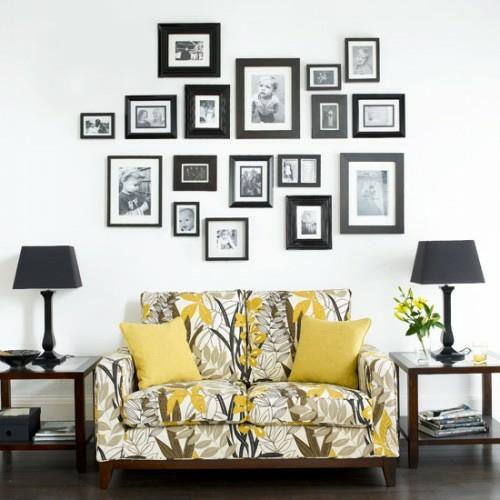 seinän koristelu kuvilla sohva kukkakuvio