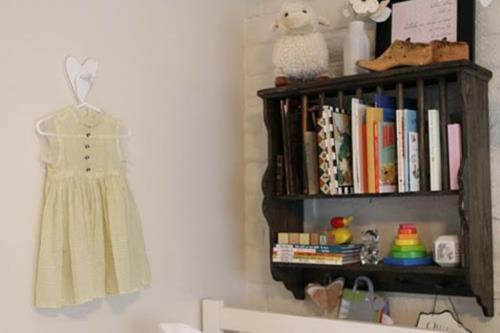 seinäkirja koristeluidea lastenhuoneen suunnittelu mekko tyttö