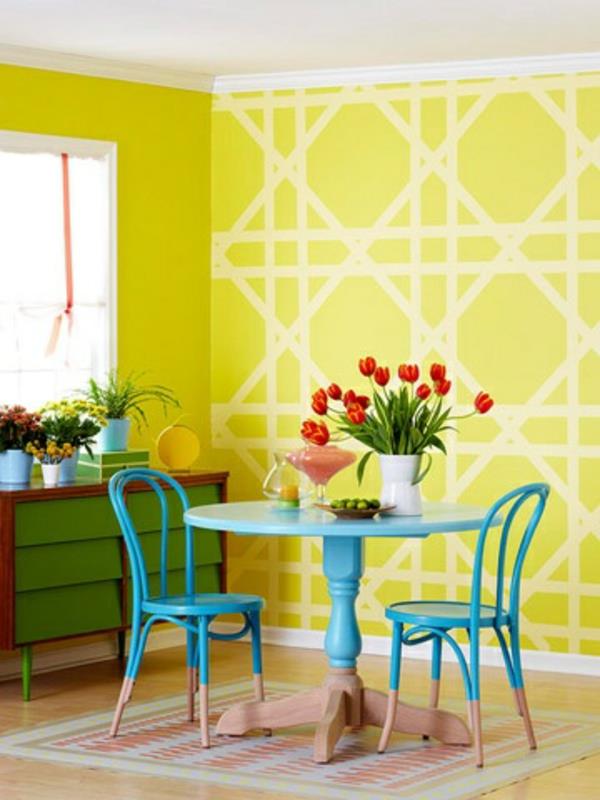 maalaa seinä värikkääksi ruokasalin siniselle pöydälle