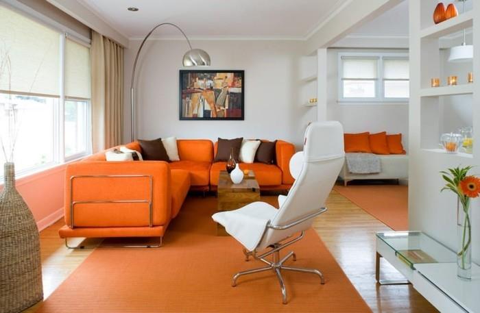 seinämaalaukset olohuone oranssi sohvat matto valoverhot valkoiset nojatuolit