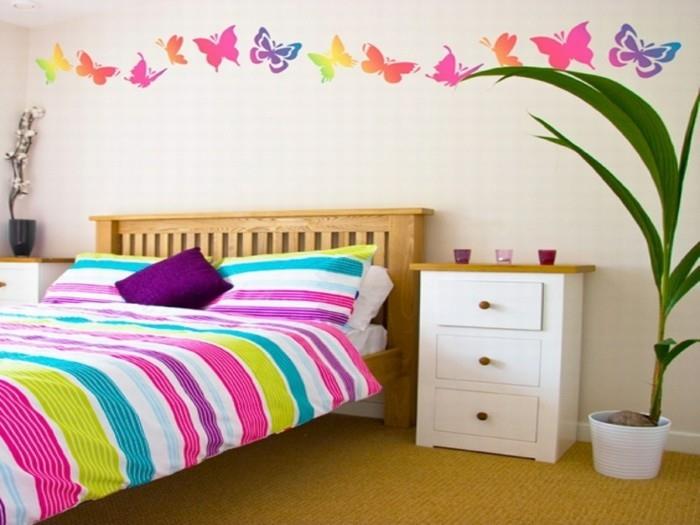 seinäkoristeideat tytön huoneen värilliset vuodevaatteet raidat perhoset