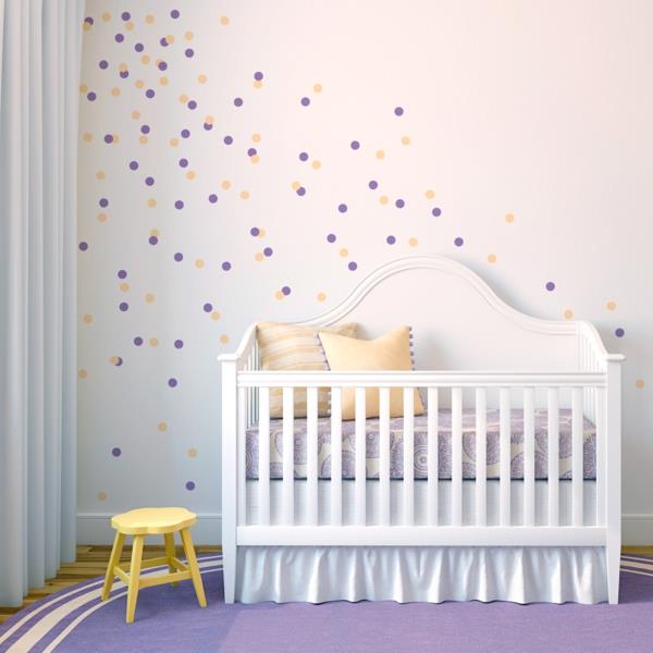 seinäkoriste lastenhuone pinnasänky violetti matto keltainen jakkara