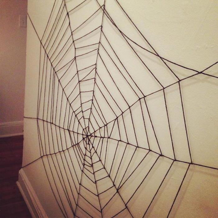 seinäkoriste hämähäkinverkoilla