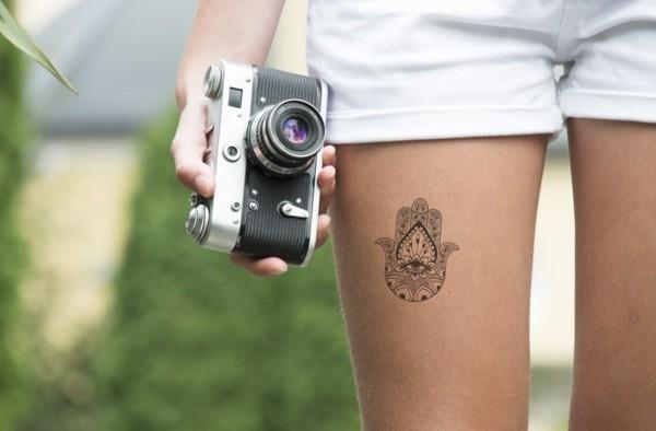 wanderlust hamsa tatuointi pieni