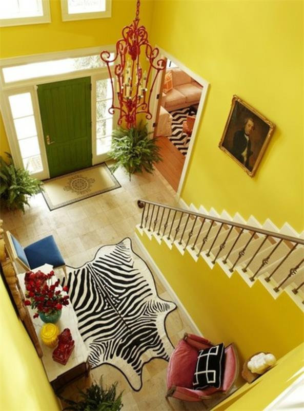 seinämaali keltainen väri suunnittelu eteinen portaikko maali seinät