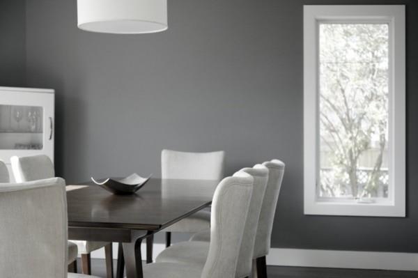 seinäväri vaaleanharmaa ruokasali tyylikkäät valkoiset ruokapöydän tuolit