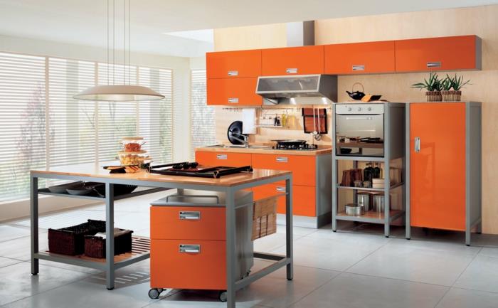 maalaus seinät ideoita keittiö kerma oranssi keittiökaapit keittiön pöytä