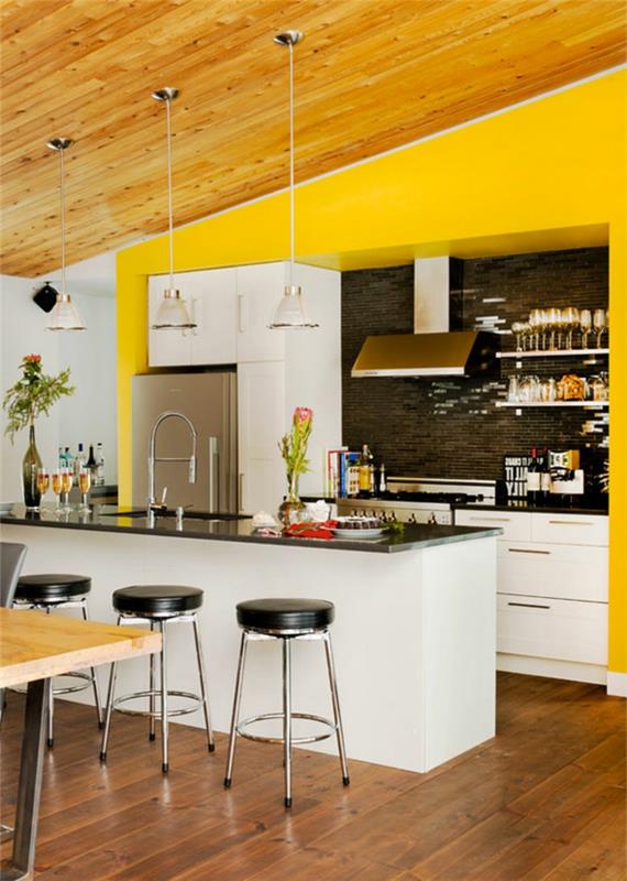 seinän väri keittiö keltaiset seinät viisto katto musta keittiö takaseinälaatat