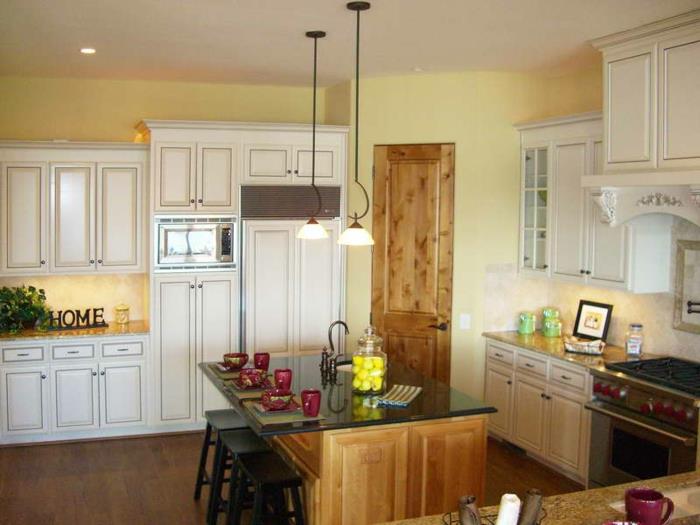 seinän väri keittiö vaaleankeltaiset seinät keittiösaaren kattokruunu