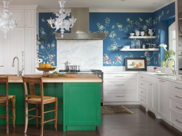 maalaus seinät ideoita keittiö tapetti vihreä keittiö saari valkoinen keittiökaapit fancy kynttilänjalat