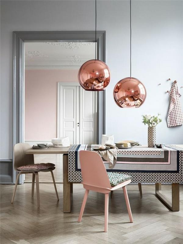 seinäväri vaaleanpunainen ruokasali kupariväriset riippuvalaisimet ruokapöytä puu tuolit