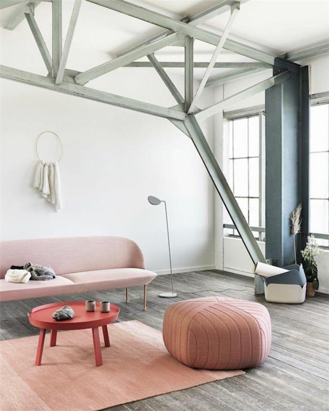 seinän väri vaaleanpunainen parvi huoneisto verhoillut huonekalut sohva pouf sivupöytä matto juoksija moderni lattiavalaisin