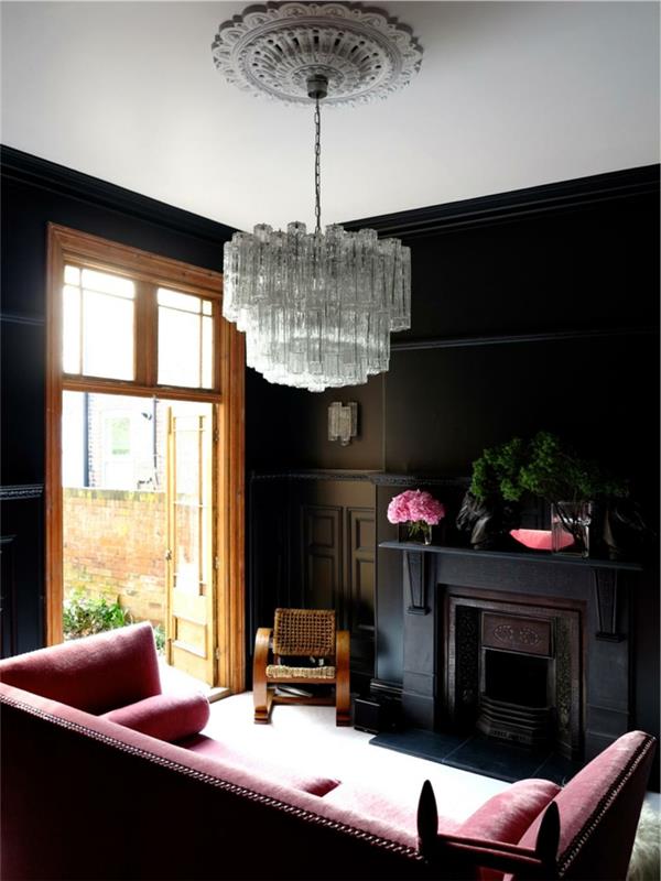 seinän väri musta olohuoneen sisustusideoita kasvit takkalevy kynttilänjalat punainen sohva