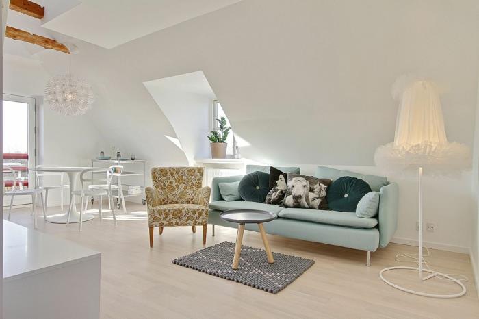 seinän väri valkoinen pieni huoneisto ullakko kalteva olohuone sisustus sohva nojatuoli retro design pyöreä ruokapöytä