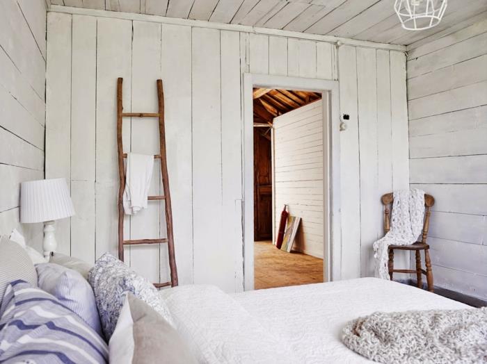 seinän väri valkoinen seinäkoriste seinän koristelu puupanelointi puiset tikkaat makuuhuoneen sänky