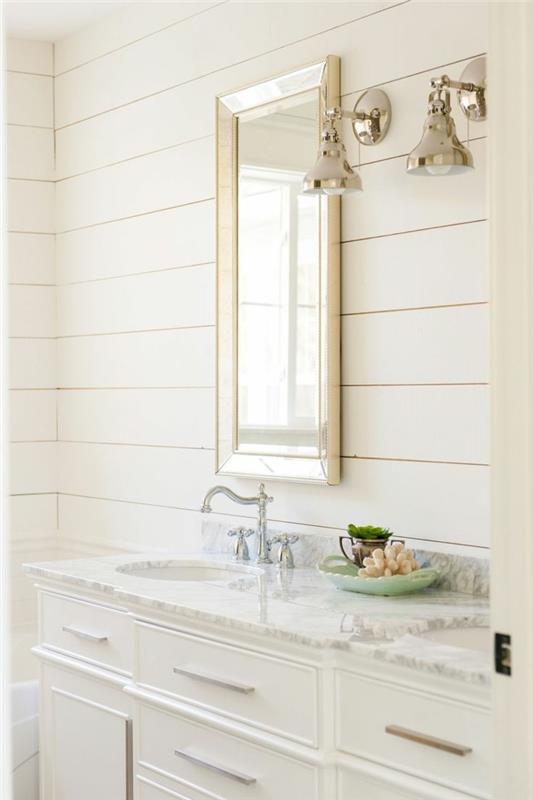 Seinävärit kylpyhuoneessa erittäin valkoiset saavat huoneen näyttämään valoisalta ja tilavalta