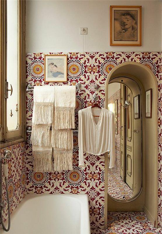 kylpyhuoneen seinälaatat epätavallisen väriset laatat pieni kylpyhuone