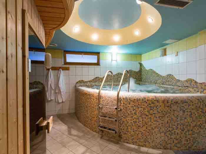 seinälaatat kylpyhuoneen suunnittelu luonnonkivi poreallas