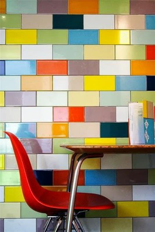 seinälaatat keittiö värikäs ruokapöytä tuoli riippuvalaisimet