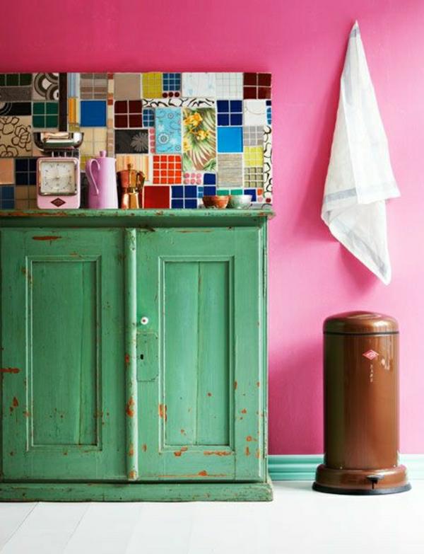 seinälaatat keittiö vihreä keittiökaappi vaaleanpunainen seinä