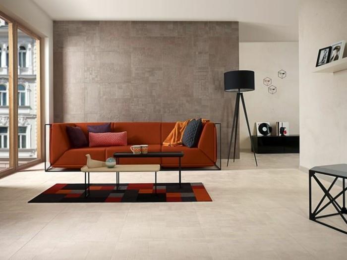 seinälaatat olohuone lämpimät värit sohva musta lattiavalaisin