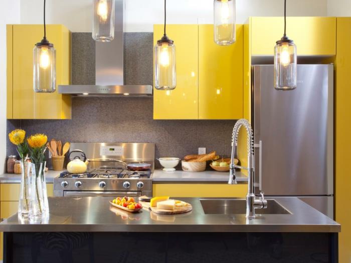 seinän suunnittelu keittiö keltaiset keittiökaapit mosaiikkilaatat keittiö takaseinä riippuvalaisimet