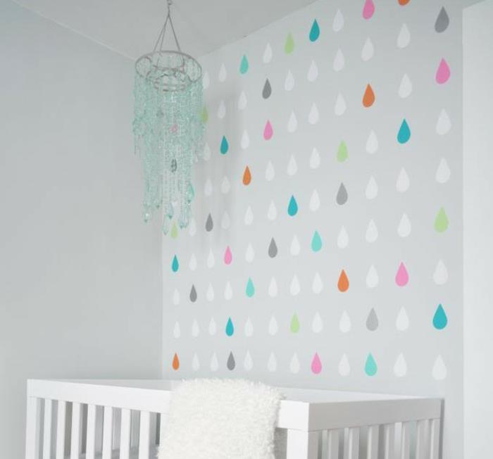 seinän suunnitteluideoita diy seinäkoristeita värikkäitä sadepisaroita vauvan sänky lastenhuone