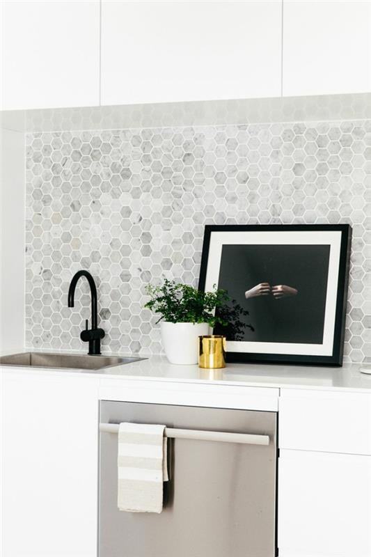 seinän suunnittelu keittiö geometriset seinälaatat kasvi valkoiset keittiökaapit