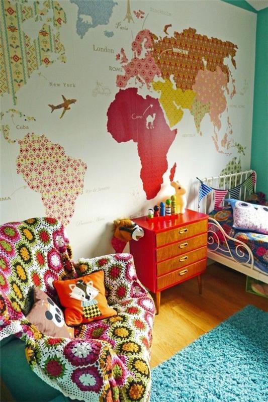 seinän suunnittelu lastenhuoneen suunnittelu maailmankartta sänky nojatuoli lipasto