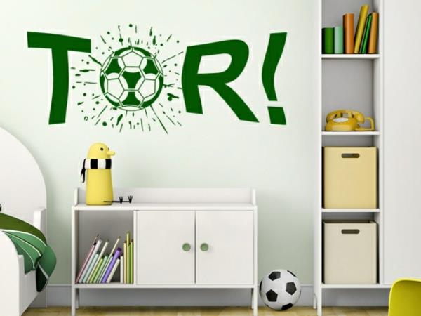 lastenhuoneen seinän sisustaminen poikien huoneen seinätarrat tavoite jalkapallo