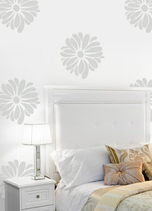 seinän suunnittelu makuuhuoneen sängynpääty valkoinen tapetti kuvio yksiväriset kukat