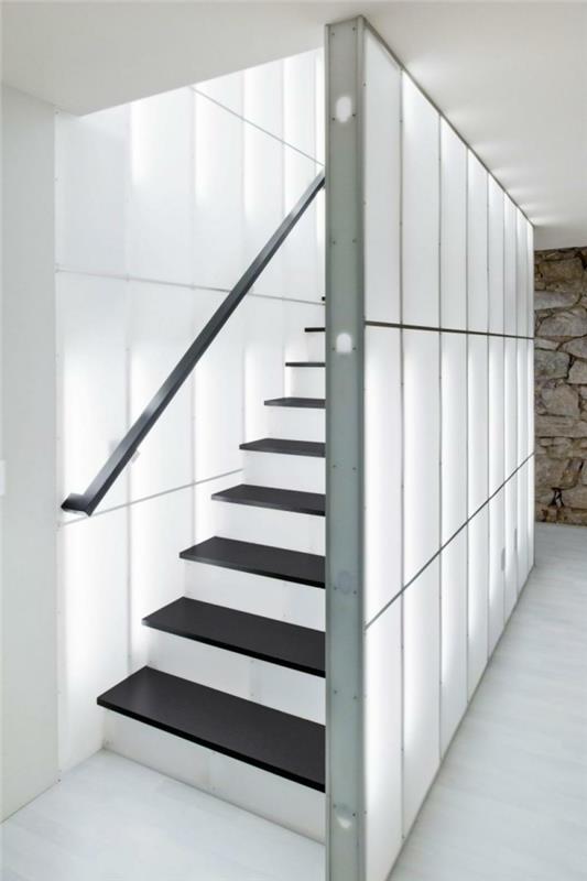 Kuvioitu mustavalkoinen seinärakenne, jossa on väriesimerkkejä mustavalkoisten portaiden kalusteista
