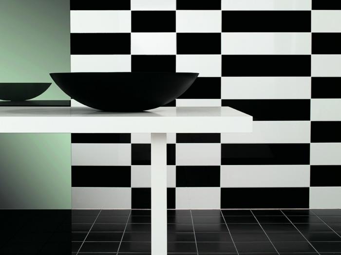 Kuvio mustavalkoisessa seinäsuunnittelussa, jossa on värikalusteita, mustavalkoisia olohuoneen kalusteita, valokuvataustafragmenttien geometriaa