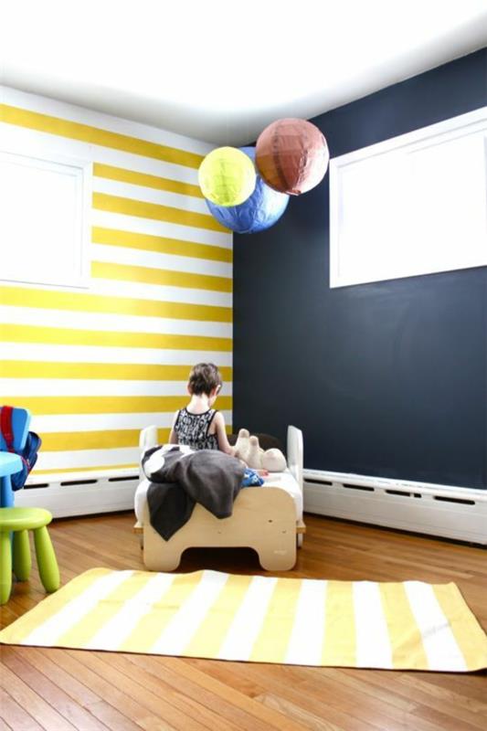 seinän suunnittelu lastenhuone keltaiset valkoiset raidat