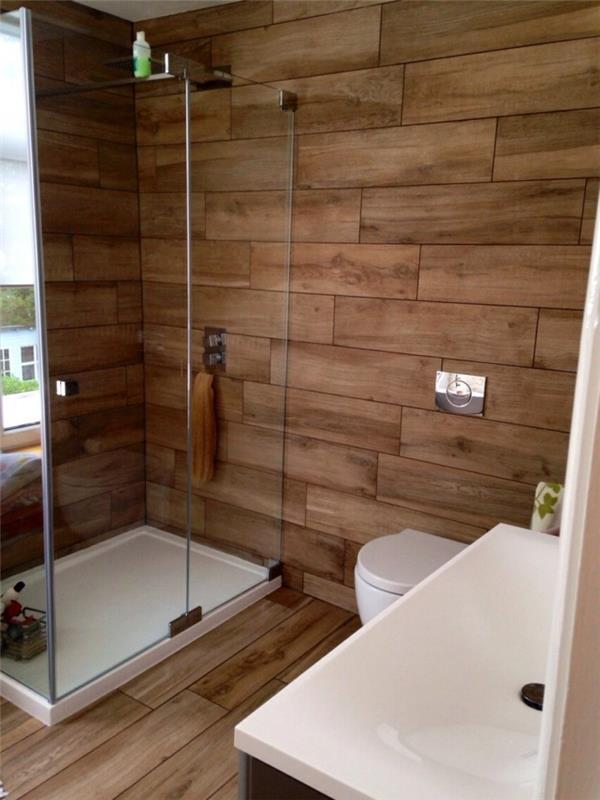 seinäpaneelit puu näyttää modernissa kylpyhuoneessa